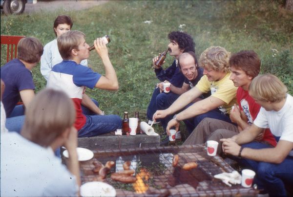 Crossiväki rentoutuu. Hyvinkään MM-crossin tiimoilla